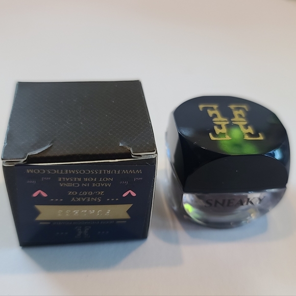 Furless Loose Eyeshadow Pigment in Sneaky - Picture 8 of 9